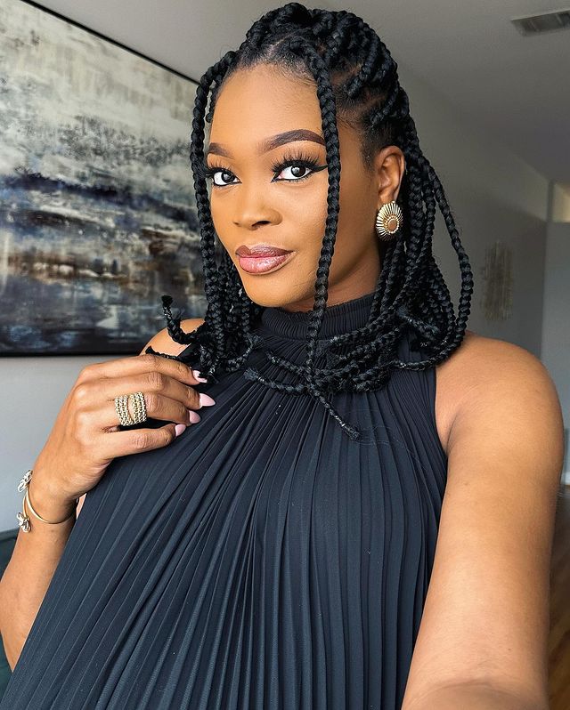 Popular content creator, Kiekie uses her breastmilk to eat bread, Nigerians react