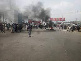 NAIRA NOTES PALAVER: Man slumps, dies inside Delta bank after standing in queue for long hours