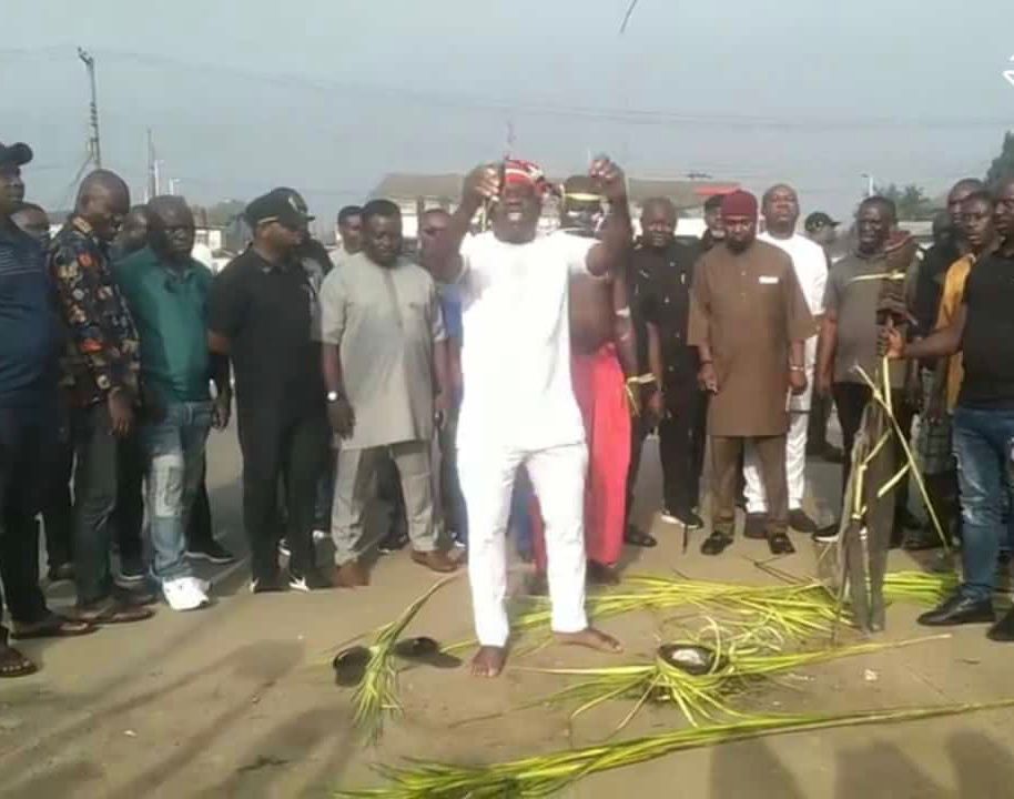 HAPPENING NOW! Rivers PDP storm INEC office with juju priest to block APC from inspecting materials+Video