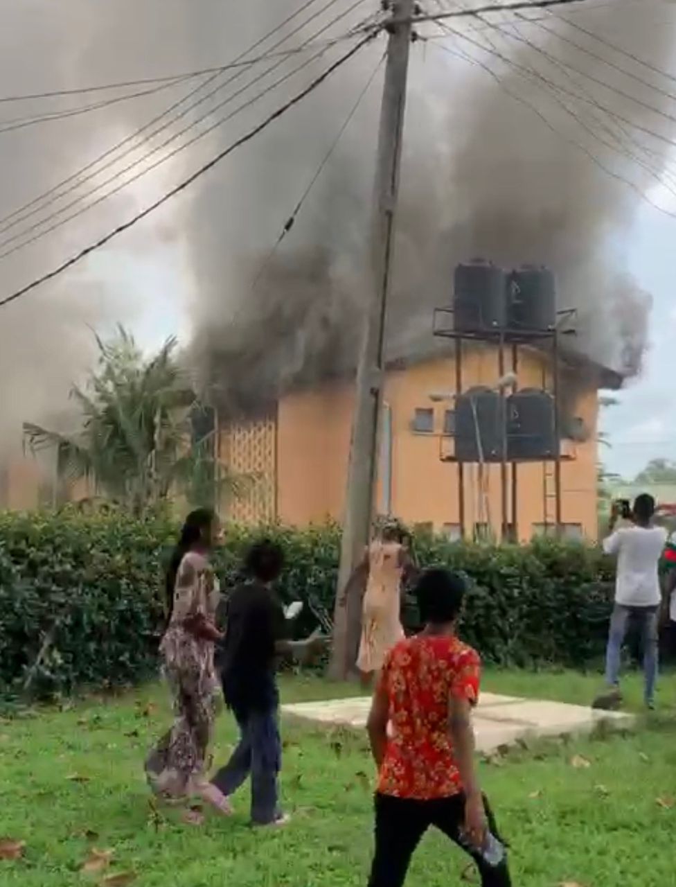 BREAKING: UNIBEN final year students hostel on fire [Video]