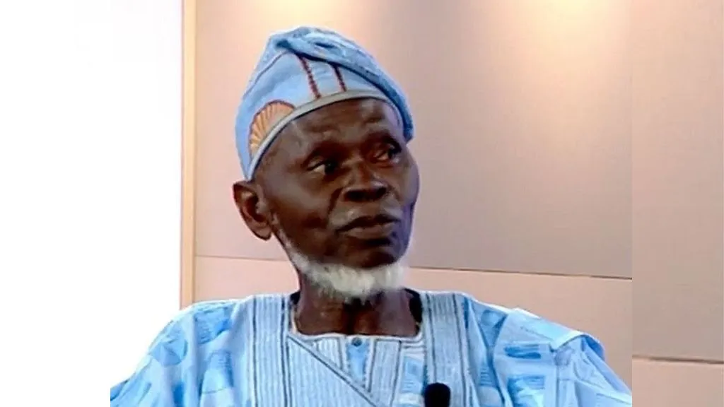 [Video] Labour Party factional leader, Lamidi Apapa booed as he leaves court