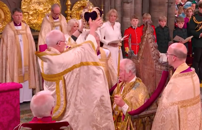 Coronation: Protesters boo King Charles III