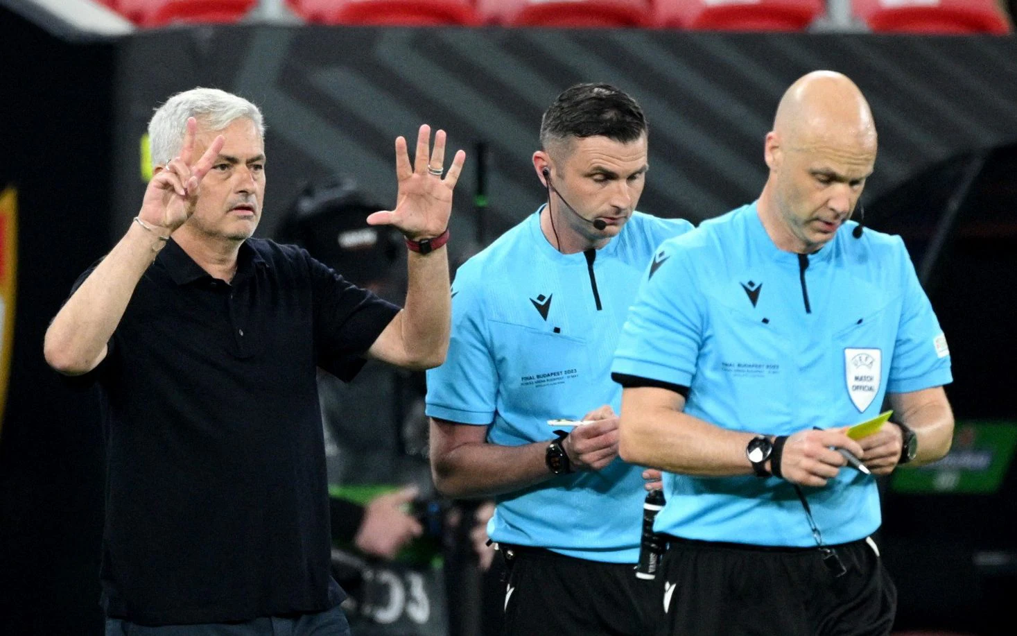 [VIDEO] Europa Final: Mourinho confronts English referee at Car park, brands him a ‘big disgrace’