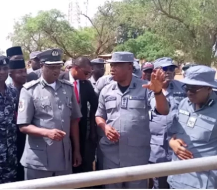 Customs closes border, says not at war with Niger Republic
