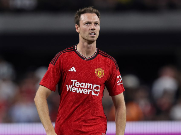 Jonny Evans agrees new Man Utd deal