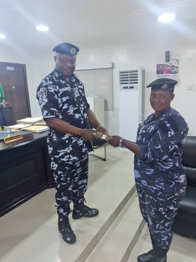 Policewoman gets N250k cash gift for rejecting bribe