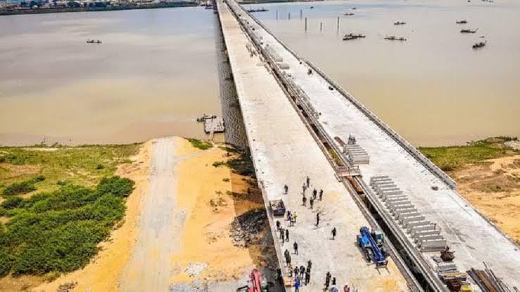 Security concern: Heavy duty truck divers abandon 2nd Niger bridge as armed men take over route