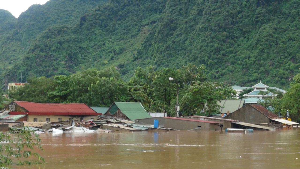 Flash floods kill 2, leave 8 missing