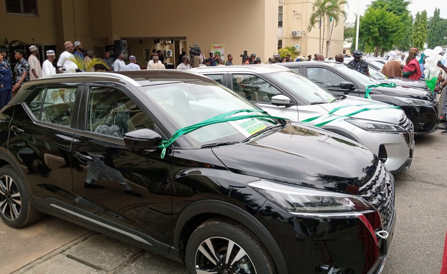 Wike presents vehicles to 3rd class chiefs in FCT