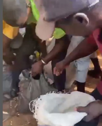 Palliative ‘wahala’:  Watch moment Nigerians struggle to collect foodstuffs