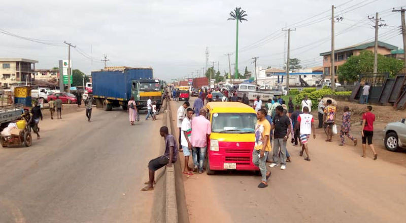 Residents protest deplorable state of Benin-Agbor road