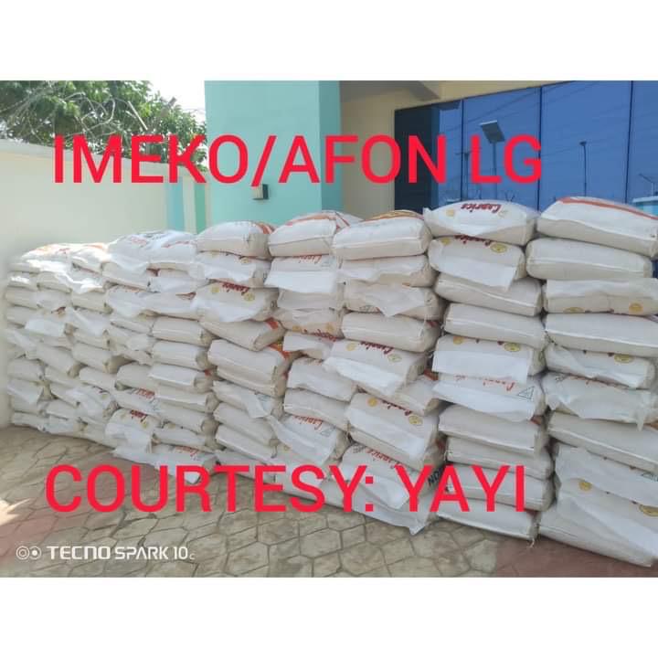 Senator Adeola celebrates Christmas with constituents, donates N50m, 1000 bags of rice+Photos