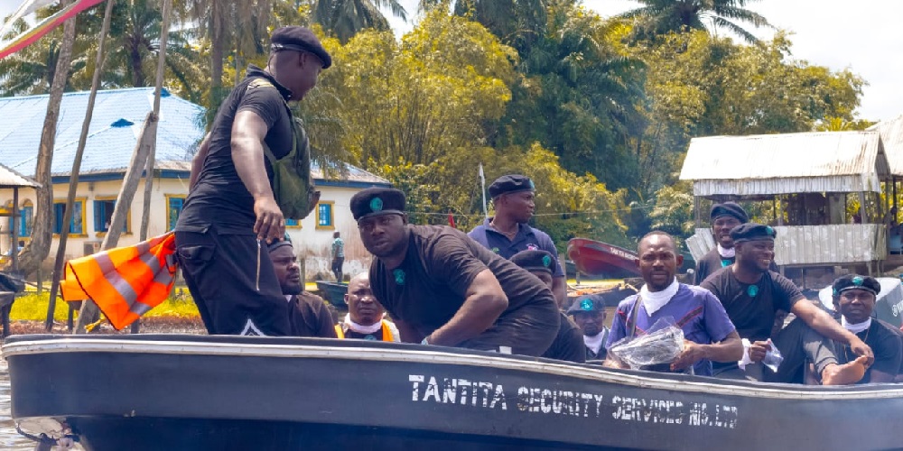 Group accuses Navy of providing security cover for vessel stealing crude