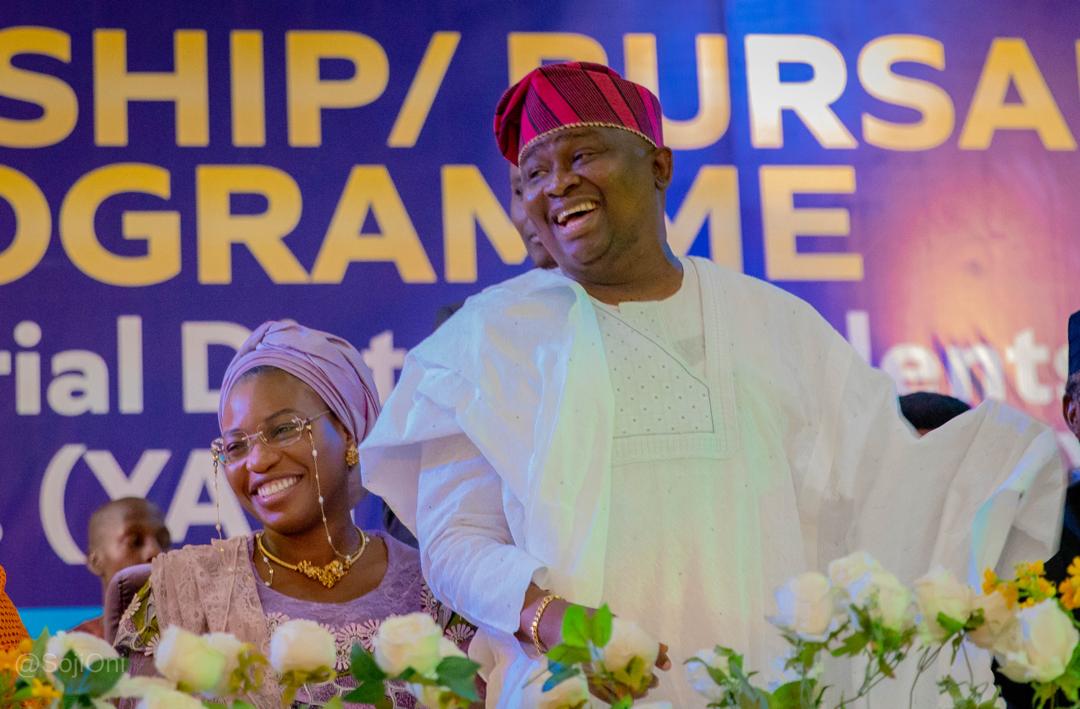 Scholarship: Senator Adeola Yasi gives N200m cheques to 1600 beneficiaries