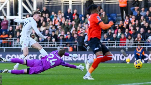Hojlund double seals Man Utd win at Luton