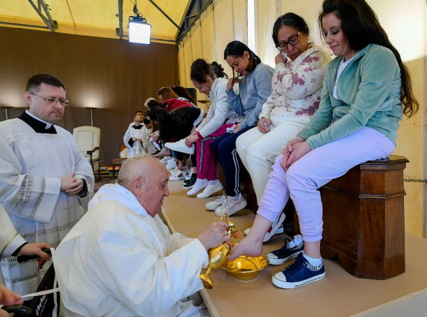 Pope washed, kissed feet of 12 inmates in Rome prison on Holy Thursday