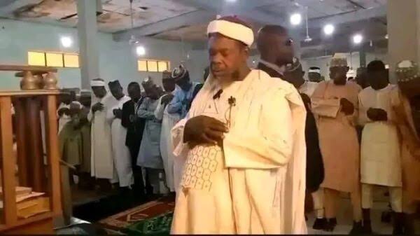Just In: Confusion as Sokoto cleric observes Eid-el-Fitr prayers with members, dares scholars with contrary view