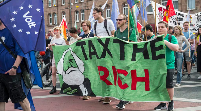 May Day: 30 seriously injured during workers’ day parade  after tractor accident in Germany