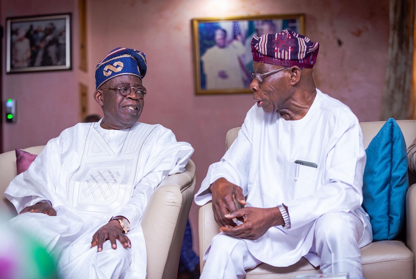 Video: Tinubu arrives venue of Ramaphosa’s swearing-in with Obasanjo