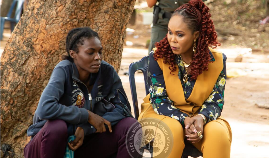 Nigerian minister rescues wandering lady in Abuja (photo)