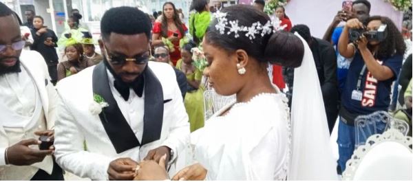 Couple take wedding vows at Lagos airport terminal [Photos]