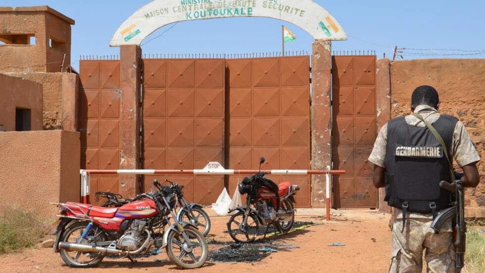 Residents warned as hundreds of terrorists reportedly escape from Niger prison