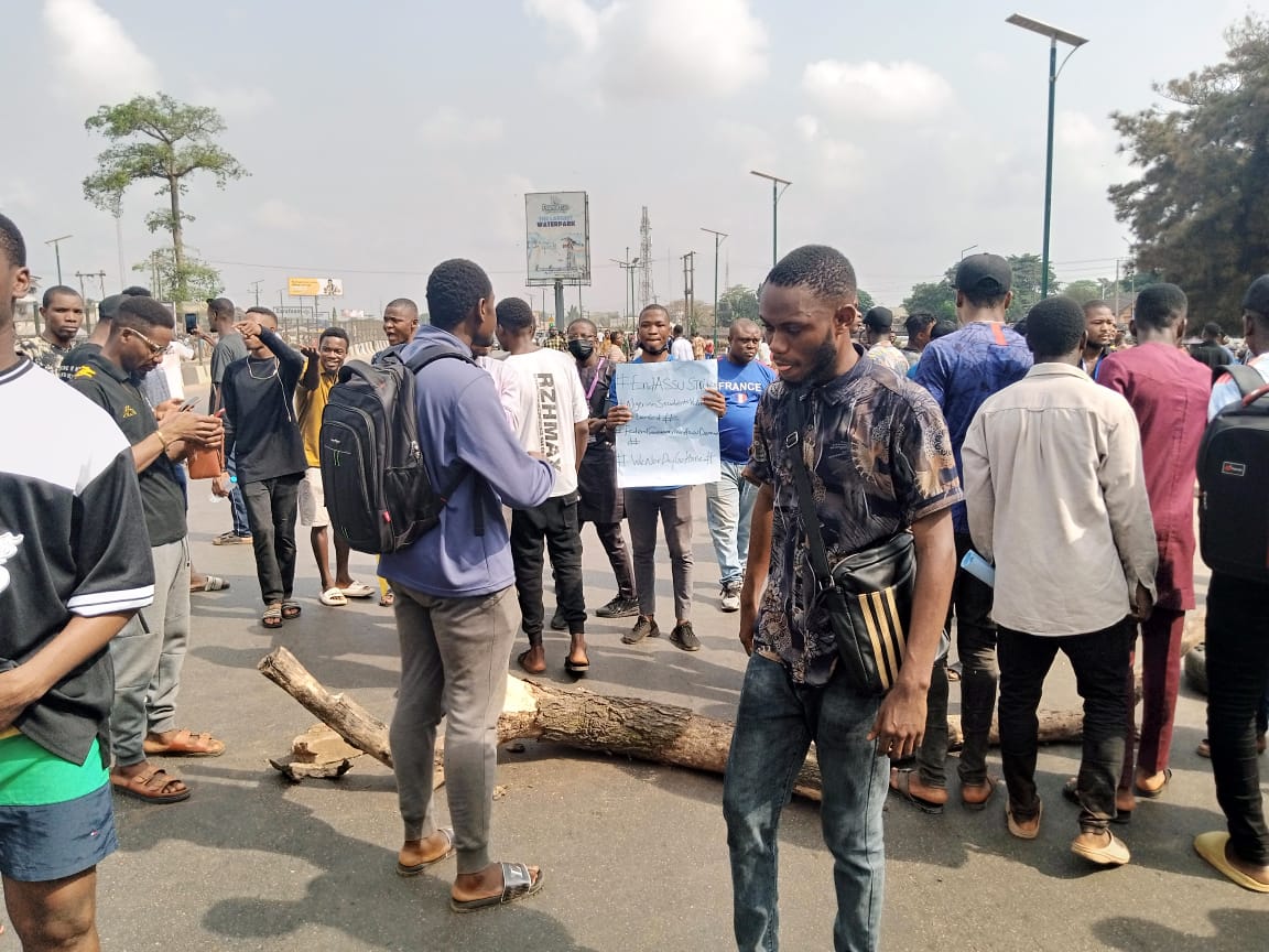UNIBEN students shut down Lagos-Benin Expressway (VIDEO)