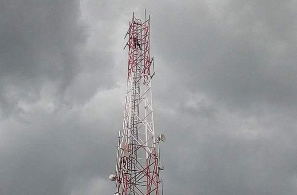 Man climbs Tallest mast in Abuja to end life over economic hardship