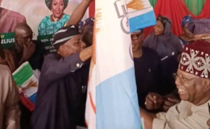 Former PDP Rep, supporters defect to APC in Lagos