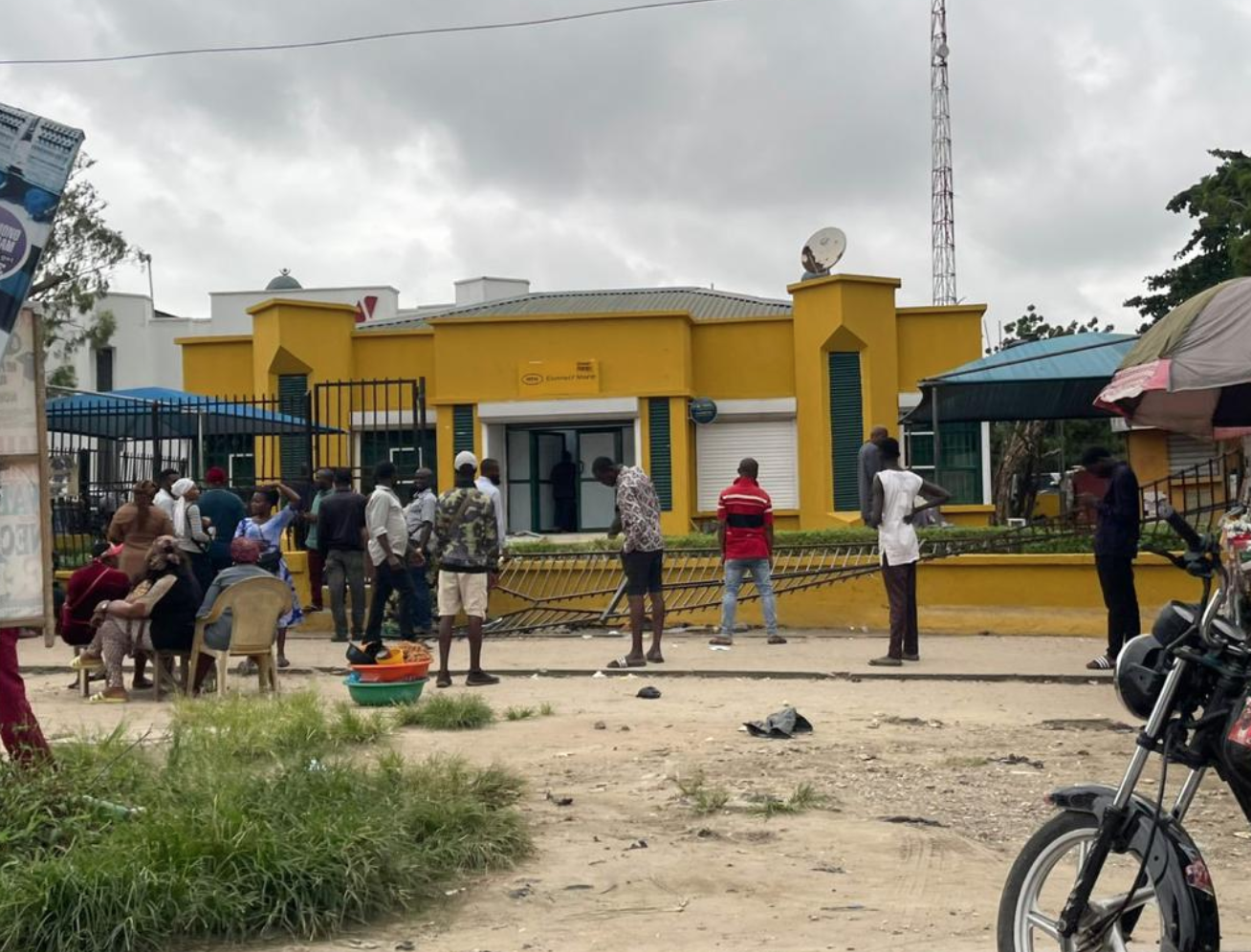 Angry costumers destroy MTN office over blocked sim (video)