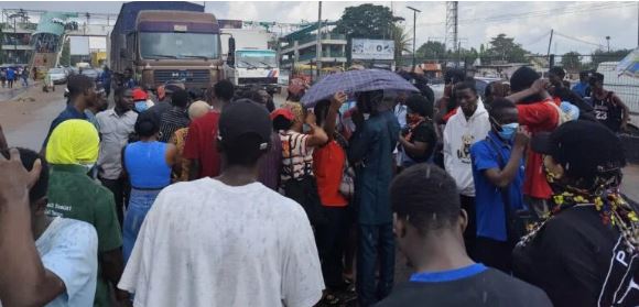 UNIBEN students shut down Benin-Ore highway over power outage