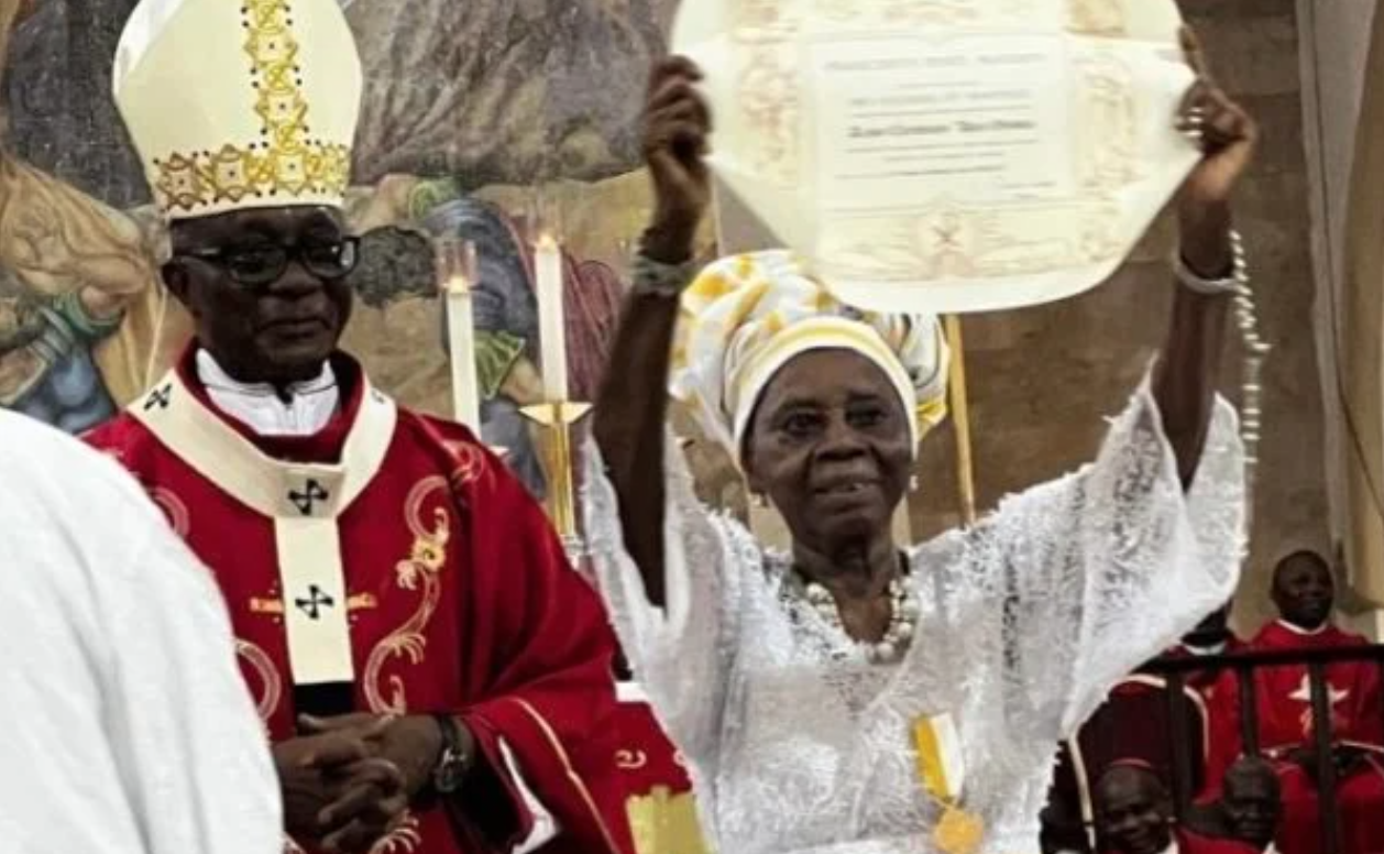 Pope Francis honours Otedola’s mother, Lady Doja (photos)
