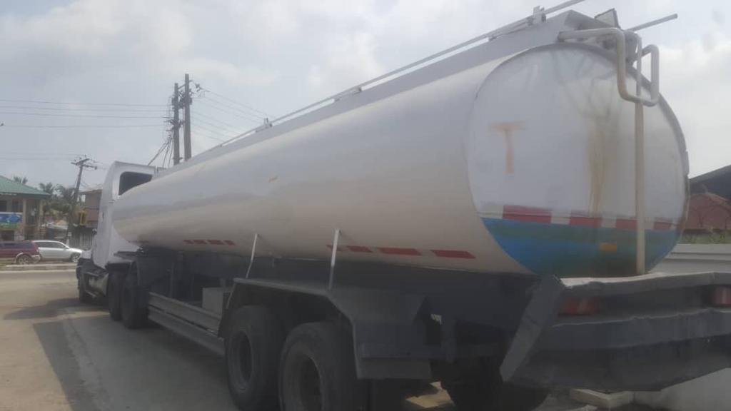 FG bans 60,000 litres petrol tankers