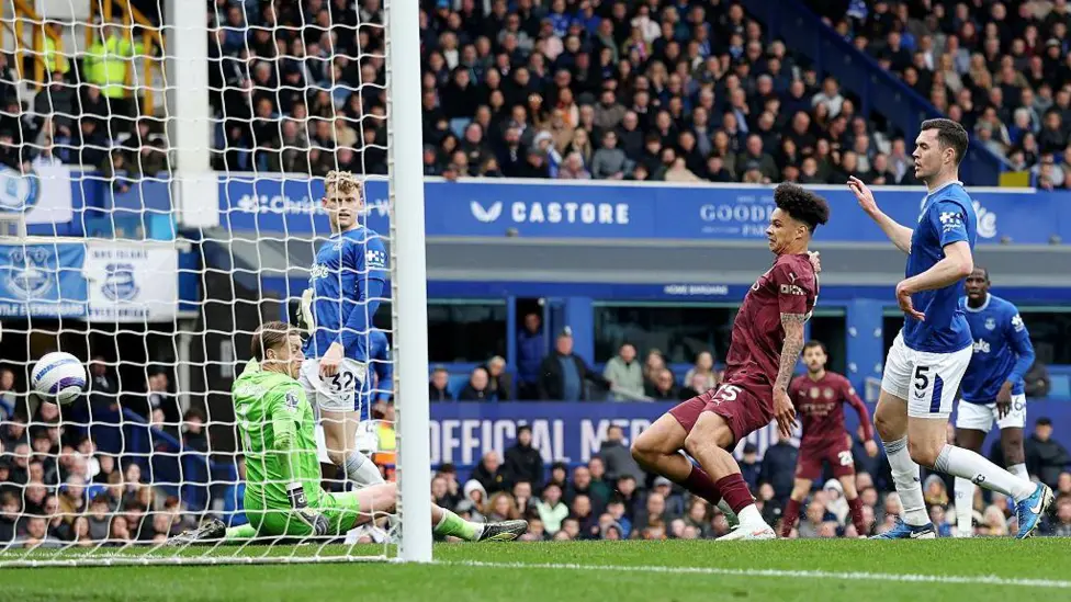 Man City strike twice late on to beat Everton