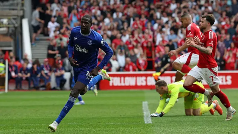 Everton late win to dent Forest Champions League hopes
