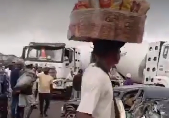 Lagos-Ibadan expressway blocked as multiple vehicles collide