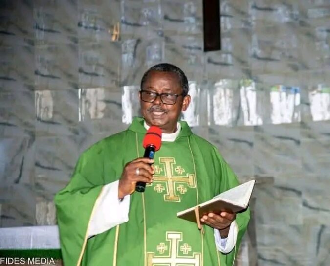 SAD! Catholic priest slumps, dìes while playing tennis in Anambra State