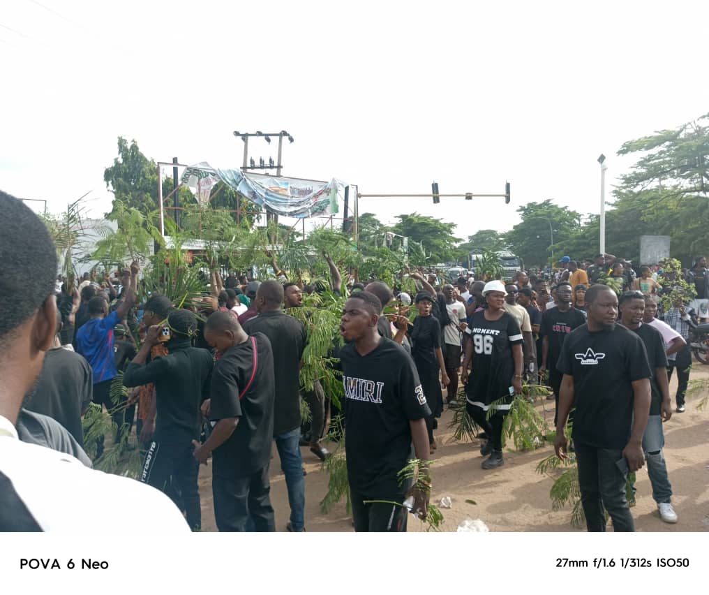 INSECURITY! Benue youths adorning black protest killings, barricade roads in Makurdi