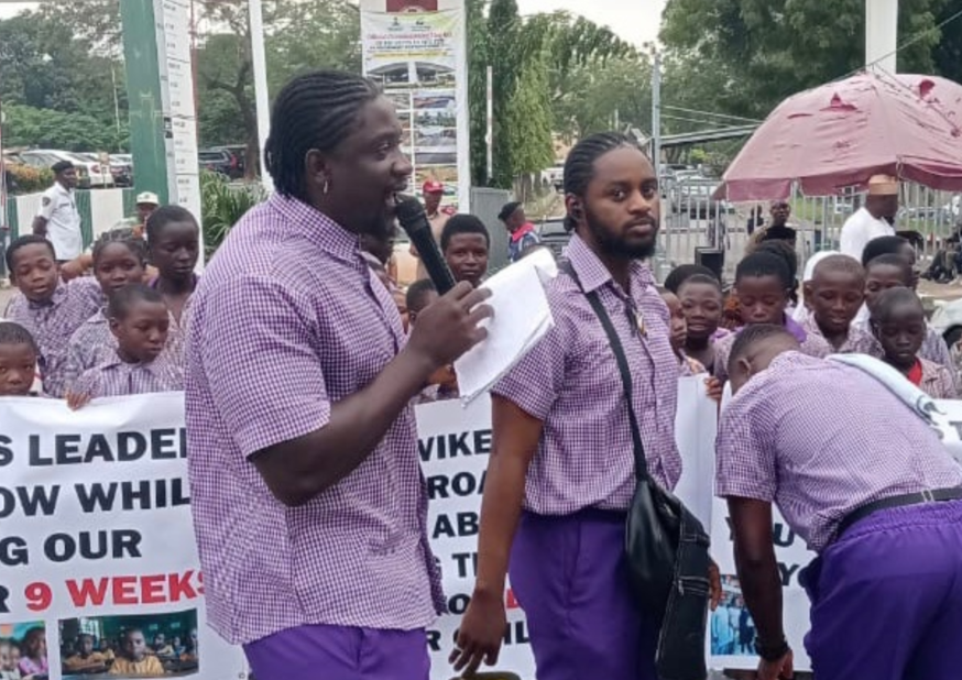 VeryDarkman holds protest in front of Wike’s Abuja home with schoolchildren
