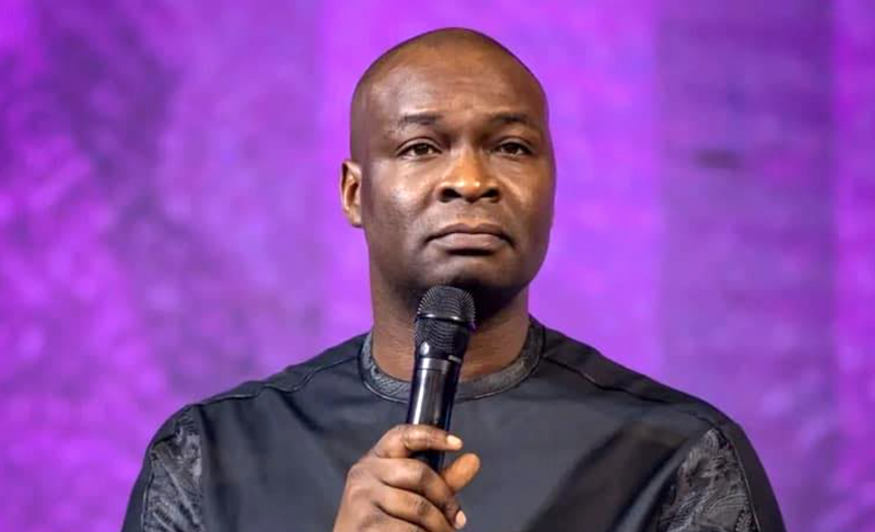 VIDEO: Auditorium, two overflow halls filled; hundreds in queues as Apostle Selman shares 6000 bags of rice to mark birthday