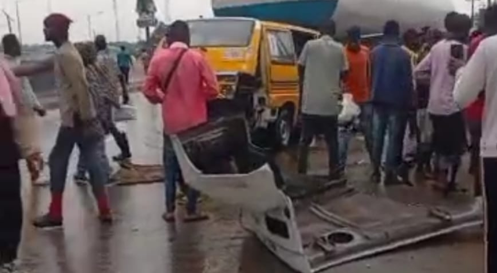 Many injured as Truck rams into commercial bus in Lagos